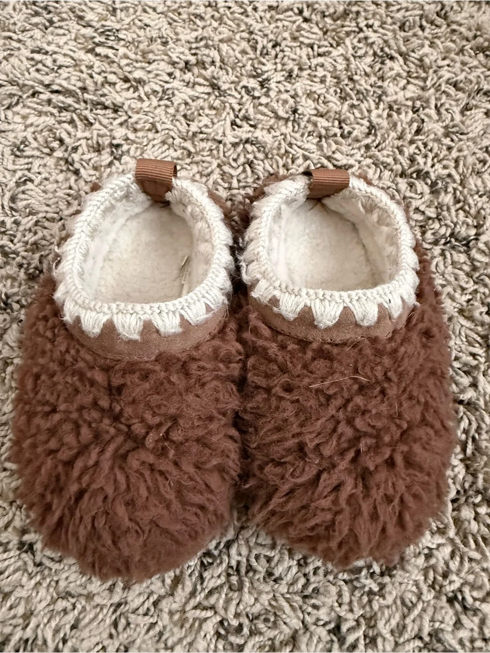Cozy Brown Faux-Sherpa Kids Slippers with Cream Trim